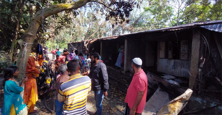 ঝালকাঠিতে আগুনে ১০ ঘর পুড়ে ছাই