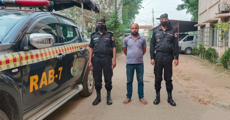 কোটি টাকার ভারতীয় কাপড়সহ কাভার্ডভ্যান চালক আটক