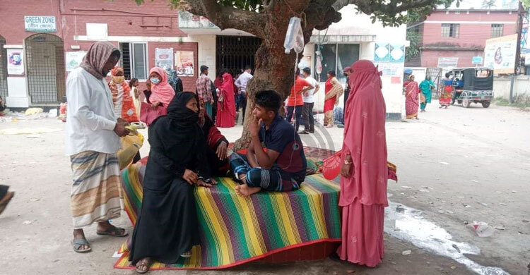 ফরিদপুরে হাসপাতালে বেড সংকট, গাছতলায় ডায়রিয়া রোগী