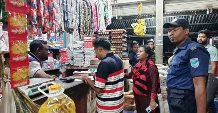 ফরিদপুরে বেশি দামে সয়াবিন তেল বিক্রি, চার ব্যবসায়ীকে জরিমানা