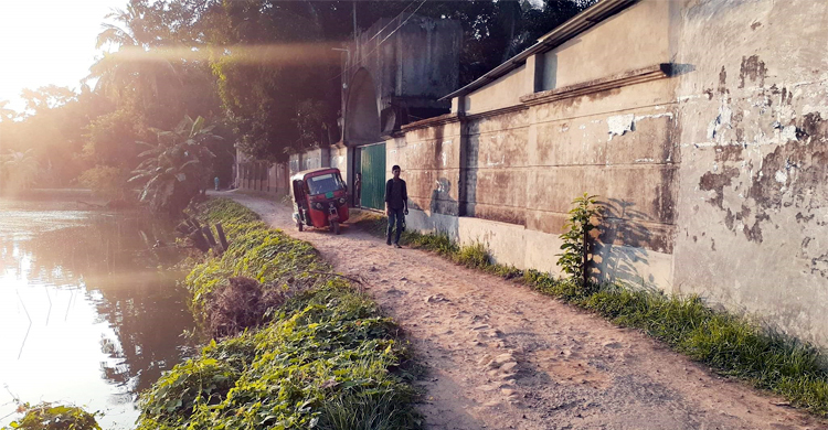সংস্কারের অভাবে পুকুরে বিলীন হচ্ছে সড়ক