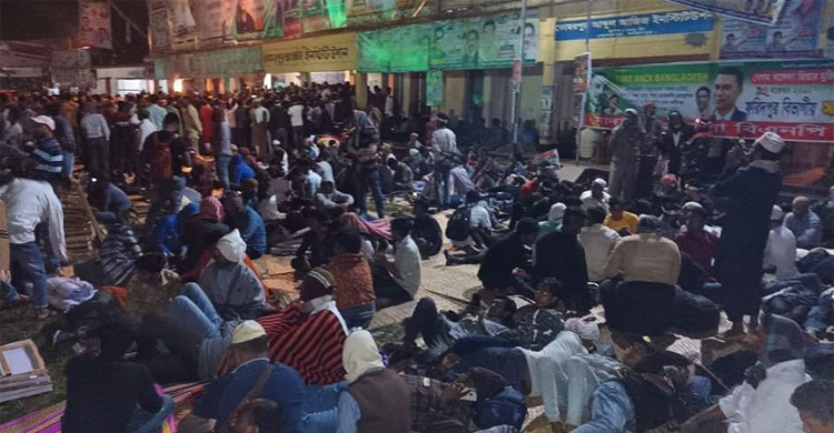 খোলা আকাশের নিচে রাত কাটালেন নেতাকর্মীরা