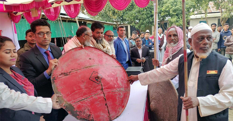 মারামারি না করার শর্তে ইউএনওর কাছে গ্রামবাসীর অস্ত্র জমা