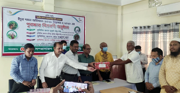 ইঁদুর মেরে পুরস্কৃত ৩ কৃষক