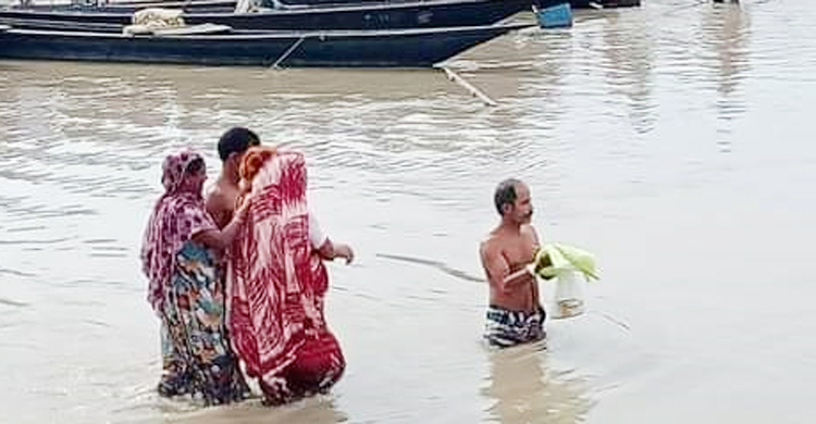 ট্রলারডুবিতে নিখোঁজ ছেলেকে ফিরে পেতে নদীতে দুধ ঢাললেন মা