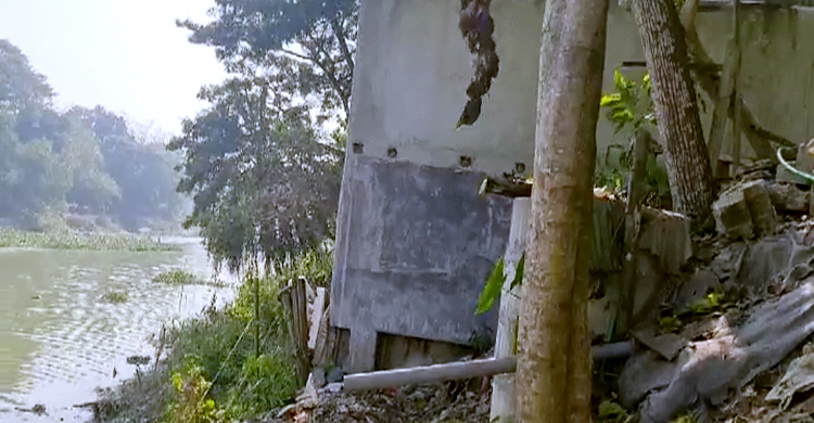 হঠাৎ দেবে গেছে ২৫ বাড়ি, ভাঙন আতঙ্কে কুমারপাড়ের বাসিন্দারা