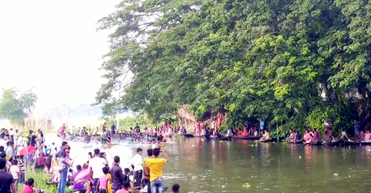 দর্শনার্থীদের হৈ হুল্লোড়ে কুমার নদে জমে ওঠে নৌকাবাইচ