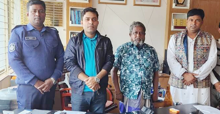 পরিবারে ফিরেছেন পথ হারানো বাকপ্রতিবন্ধী বৃদ্ধ