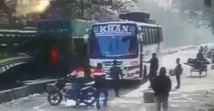 বাস থেকে ব্যবসায়ীর পৌনে ২ কোটি টাকার সোনা ছিনতাই