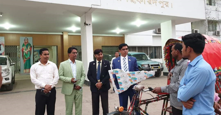 রিকশা হারিয়ে দিশেহারা হায়দারের পাশে ফরিদপুরের ডিসি