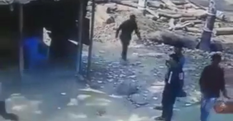 বাস থেকে ব্যবসায়ীর পৌনে ২ কোটি টাকার সোনা ছিনতাই