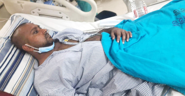 শিবগঞ্জের আহত সাব-রেজিস্ট্রারকে ঢাকায় আনা হয়েছে