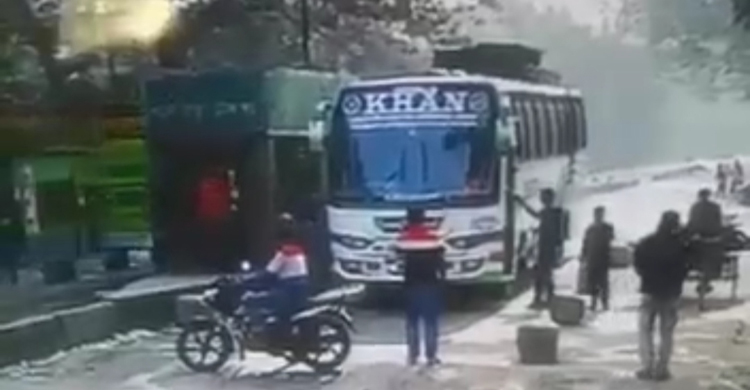 বাস থেকে ব্যবসায়ীর পৌনে ২ কোটি টাকার সোনা ছিনতাই