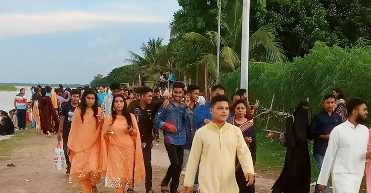 ঈদে ফরিদপুরের ১৩ বিনোদনকেন্দ্রে মানুষের ঢল