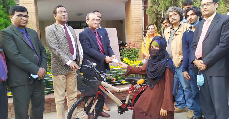 প্রতিবন্ধী শিক্ষার্থীকে বাইসাইকেল কিনে দিলেন রাবি উপাচার্য
