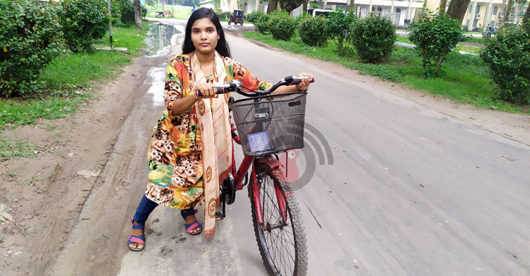 এক পায়ে সাইকেল চালিয়ে স্বপ্নজয়ের পথে রাবির সেই ফাহিমা