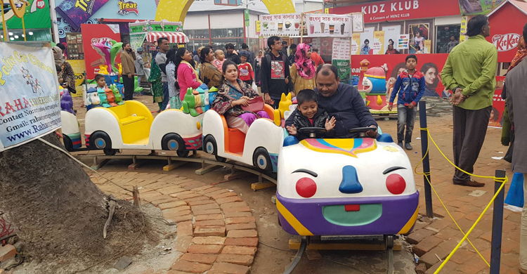 বাণিজ্য মেলায় শিশুদের ‌বি‌নোদ‌নে মিনি পার্ক
