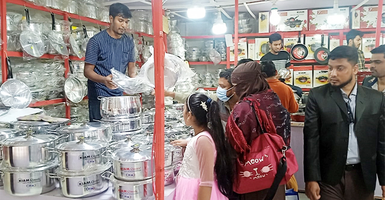 বাণিজ্যমেলায় কিয়ামের প্যাভিলিয়নে ক্রেতা-দর্শনার্থীদের ভিড়