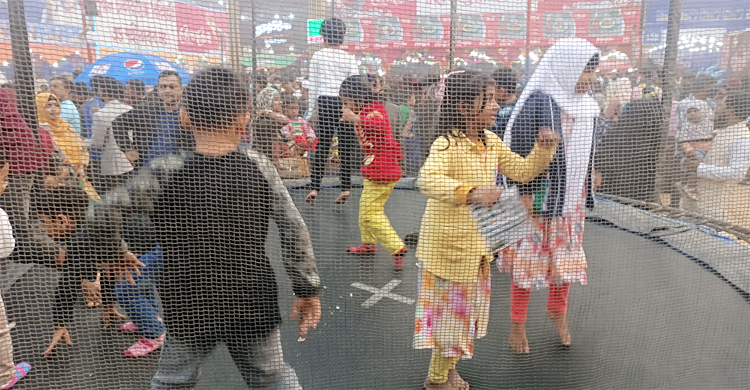 বাণিজ্যমেলায় ‘ট্রামপোলিন জাম্পিং’ খেলায় মেতেছে শিশু-কিশোরেরা