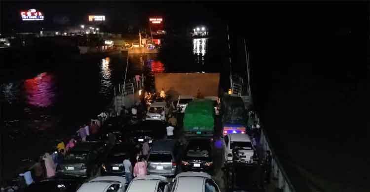 ঘন কুয়াশায় দৌলতদিয়া-পাটুরিয়া নৌপথে ফেরি চলাচল বন্ধ