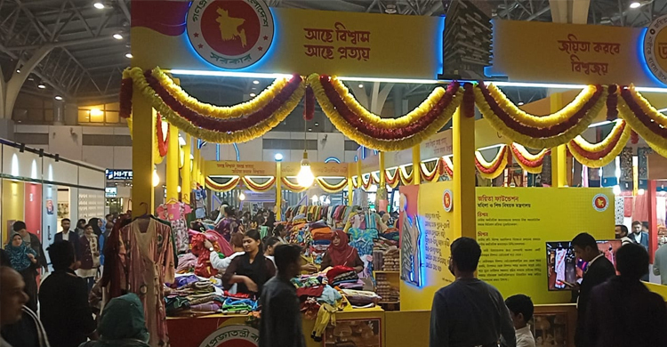 বাণিজ্যমেলায় ক্রেতাদের নজর কাড়ছে জয়িতা ফাউন্ডেশন
