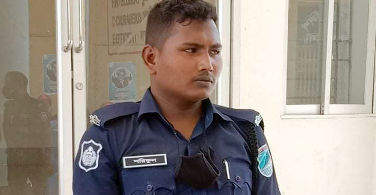 পুলিশ কনস্টেবল সেজে ঈদযাত্রীদের কাছ থেকে চাঁদাবাজি