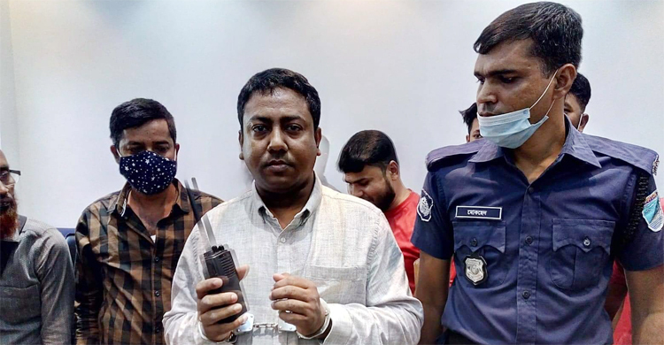 আসল পুলিশের কাছে ধরা ‘নকল পুলিশ’