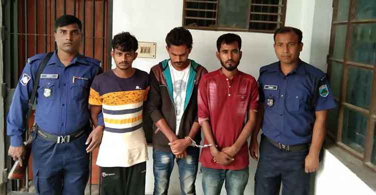 ডিবি পুলিশ পরিচয়ে ছিনতাই করতে গিয়ে তিন যুবক ধরা