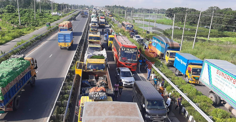 ঢাকা-টাঙ্গাইলের ১১ কিলোমিটার মহাসড়কে গাড়ির ধীরগতি
