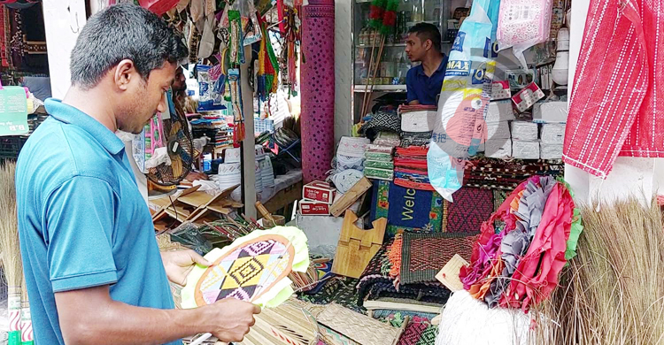 পঞ্চগড়ে ৪০ টাকার হাতপাখার দাম ১২০