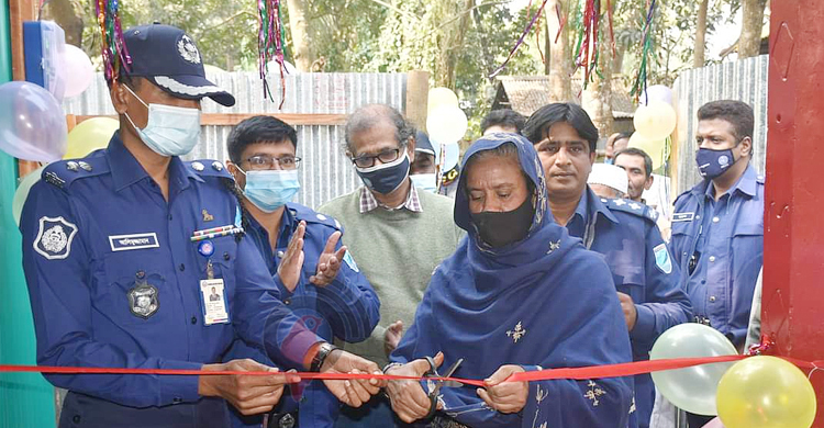 এসপির দেওয়া ঘর পেয়ে আনন্দে আত্মহারা বৃদ্ধা মাহফুজা