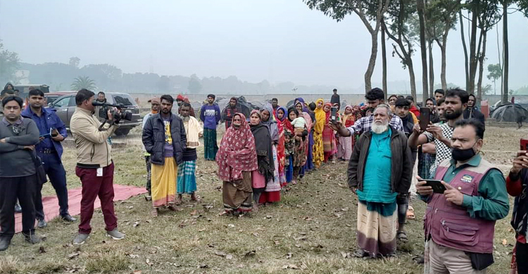 ফরিদপুরে এইচএসসি ১৯৯২ ব্যাচের উদ্যোগে শীতবস্ত্র বিতরণ