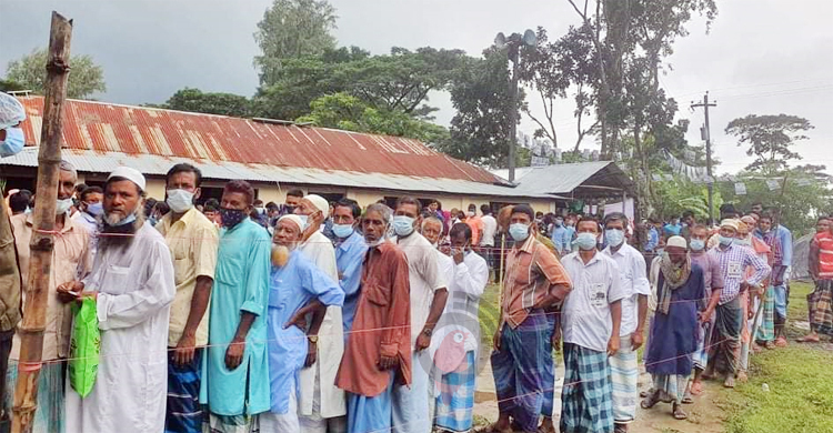 ফরিদপুরে ভোটারদের উপচেপড়া ভিড়