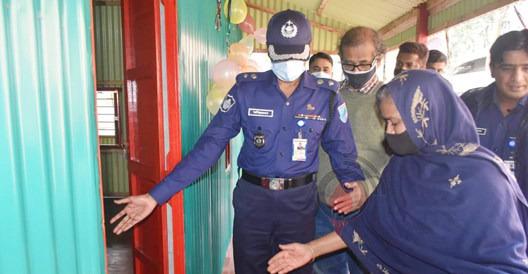 এসপির দেওয়া ঘর পেয়ে আনন্দে আত্মহারা বৃদ্ধা মাহফুজা