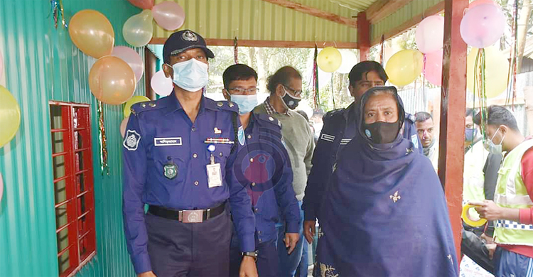 এসপির দেওয়া ঘর পেয়ে আনন্দে আত্মহারা বৃদ্ধা মাহফুজা