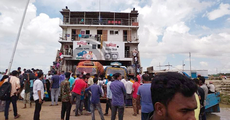 শিমুলিয়ায় ঘরমুখো মানুষের চাপ বাড়ছে