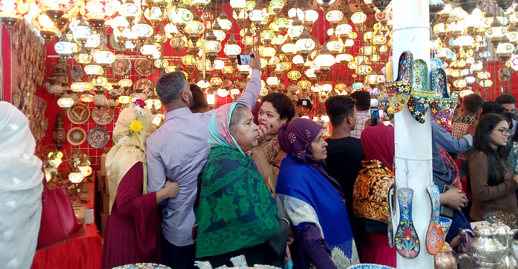 নারী ক্রেতাদের ভিড়ে মুখরিত বাণিজ্যমেলা