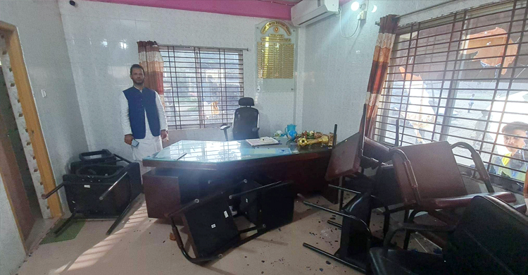 সাবেক-বর্তমান চেয়ারম্যানের দ্বন্দ্বে ইউপি কার্যালয়ে ভাঙচুর