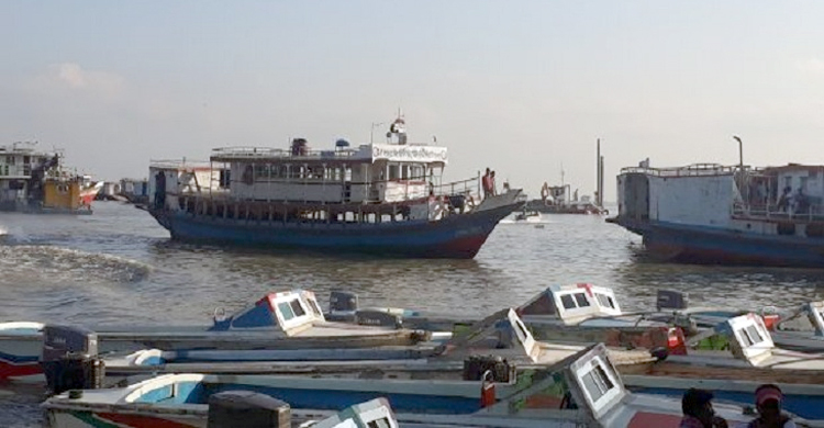 বৈরী আবহাওয়ায় কাঁঠালবাড়ীতে লঞ্চ-স্পিডবোট চলাচল ব্যাহত