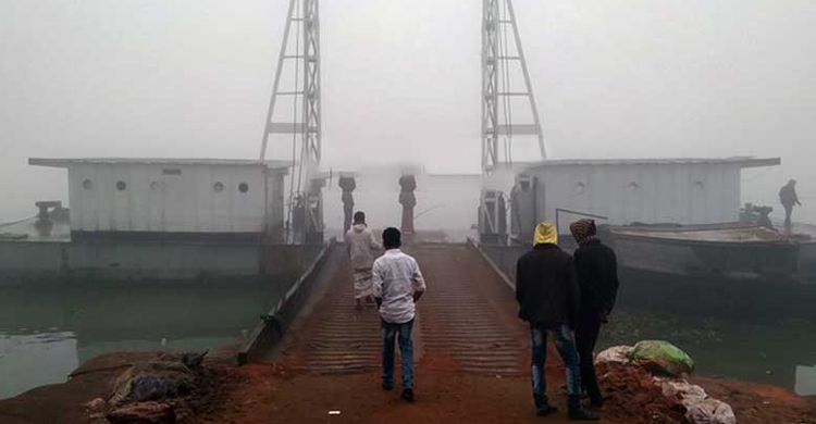 ঘন কুয়াশায় পাটুরিয়া-দৌলতদিয়ায় ফেরি বন্ধ