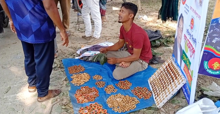 ফরিদপুরে লোগো-কোট পিন-ফিতা কেনার হিড়িক