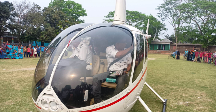 হেলিকপ্টারে চড়িয়ে বাবার স্বপ্ন পূরণ করলেন প্রবাসী