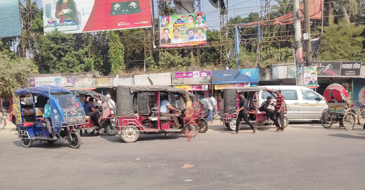 ফরিদপুরে বাস ধর্মঘটের সুযোগ নিলেন অটোরিকশা-ভ্যানচালকরা