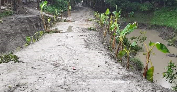 শ্রমিকের পরিবর্তে ভেকু দিয়ে কাবিটার রাস্তা নির্মাণ