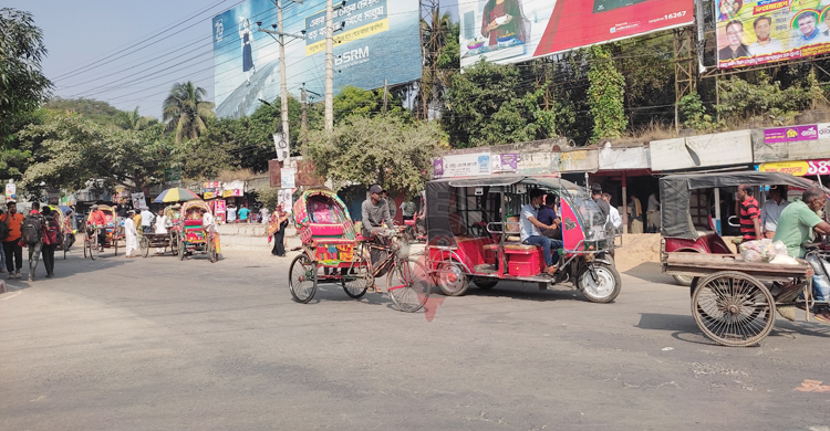 ফরিদপুরে বাস ধর্মঘটের সুযোগ নিলেন অটোরিকশা-ভ্যানচালকরা