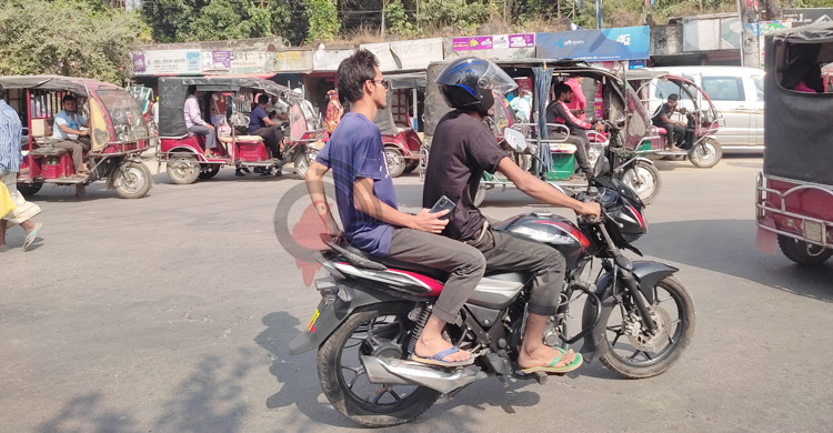 ফরিদপুরে বাস ধর্মঘটের সুযোগ নিলেন অটোরিকশা-ভ্যানচালকরা