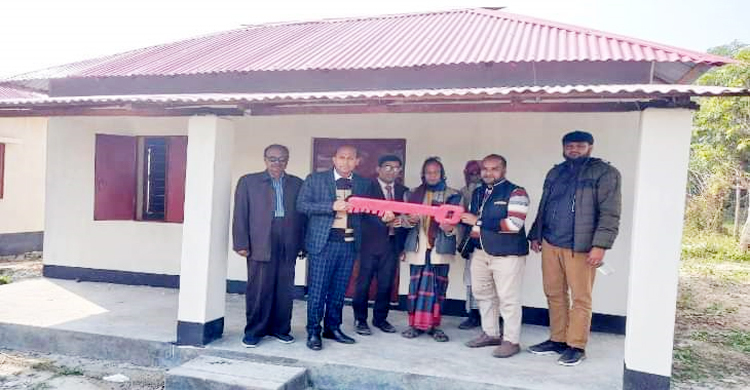 ফরিদপুরে একমাস ধরে বিদ্যুৎহীন আশ্রয়ণের ১০ পরিবার