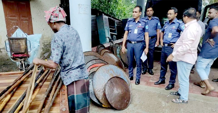 সংঘর্ষ না করার অঙ্গীকারে ঢাল-সড়কি জমা দিলেন গ্রামবাসী