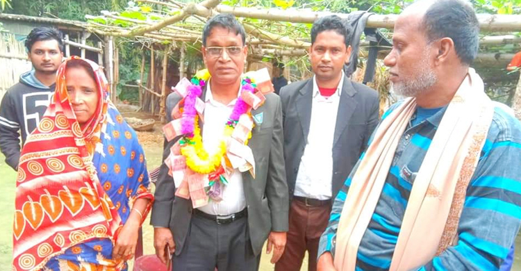 ভোটারদের বাড়ি গিয়ে চেয়ারম্যানের শুভেচ্ছা, পেলেন টাকা-ফুলের মালা