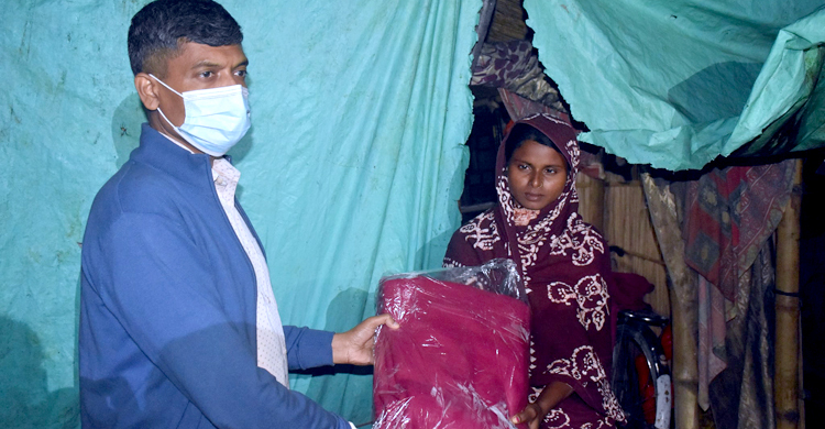 গভীর রাতে কম্বল নিয়ে শীতার্তদের পাশে এসপি